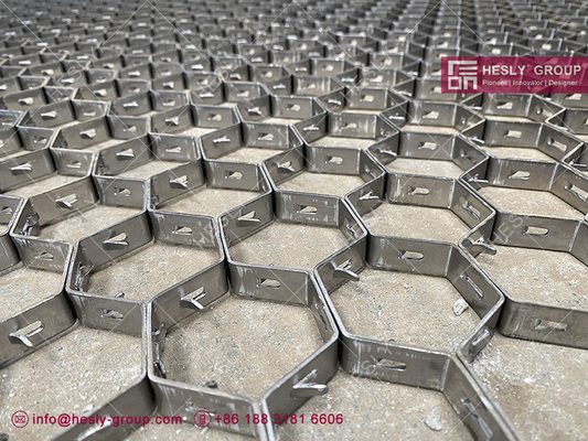 China SS304 Hex Metal Grating | Mexico Hex Metal for Refractory furnace lining, 14ga thick, 1&quot; deep, 1-7/8&quot; hexagonal hole supplier